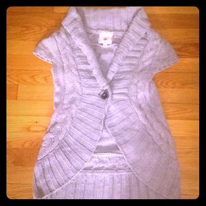 Gray cable knit sleeveless sweater with one button